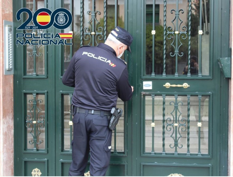 Un agente de la Policía Nacional inspecciona un portal. (POLICÍA NACIONAL)