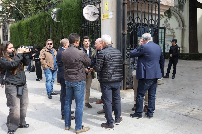 Agricultores y ganaderos en la puerta de Subdelegación (GPMEDIA)
