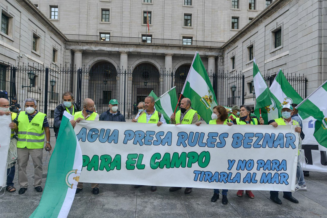 Imagen de archivo de los agricultores de la asociación de regantes de la costa de Granada Verde-Seco-Jate reivindicando en 2021 las canalizaciones del sistema de presas de Rules-Béznar en la provincia de Granada (CÉZARO DE LUCA - EUROPA PRESS)