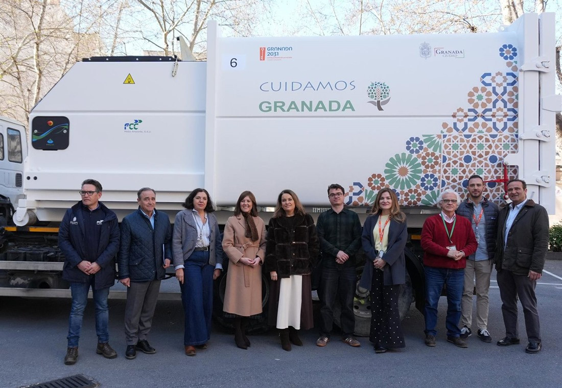 La concejala de Limpieza Viaria del Ayuntamiento de Granada, Ana Belén Sánchez, ha estado presente durante la instalación de esta maquinaria junto al equipo de Gestión y Servicios del hospital, coordinado por la subdirectora, María Fernández Motilva.