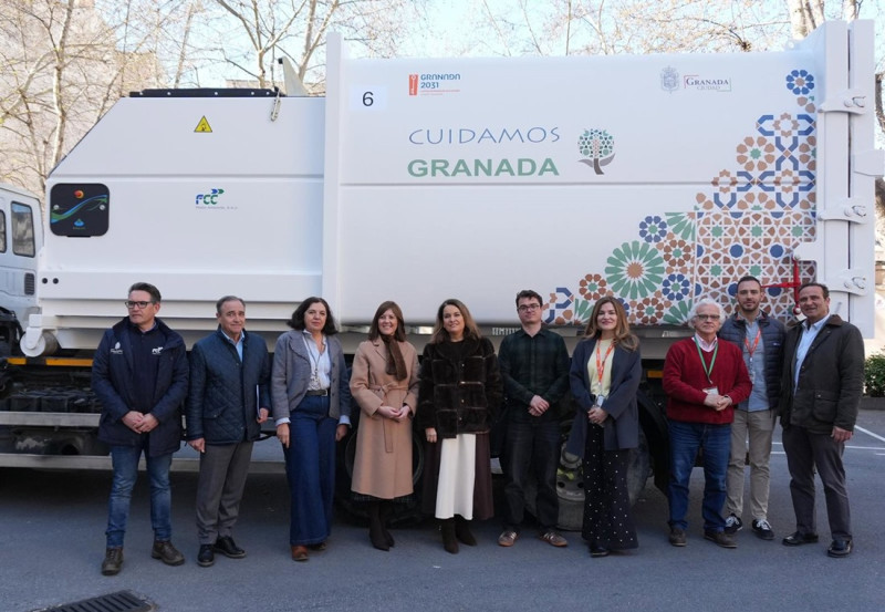 La concejala de Limpieza Viaria del Ayuntamiento de Granada, Ana Belén Sánchez, ha estado presente durante la instalación de esta maquinaria junto al equipo de Gestión y Servicios del hospital, coordinado por la subdirectora, María Fernández Motilva.