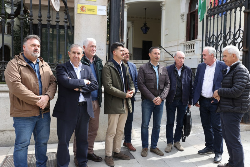 Agricultores y ganaderos en la puerta de Subdelegación (GPMEDIA)