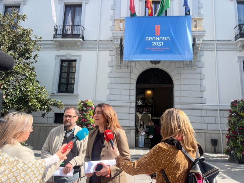 La concejala portavoz del grupo municipal socialista en el Ayuntamiento de Granada, Raquel Ruz, y el también edil socialista, Juanjo Ibáñez, en rueda de prensa este lunes frente a la Casa Consistorial.