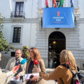 La concejala portavoz del grupo municipal socialista en el Ayuntamiento de Granada, Raquel Ruz, y el también edil socialista, Juanjo Ibáñez, en rueda de prensa este lunes frente a la Casa Consistorial.