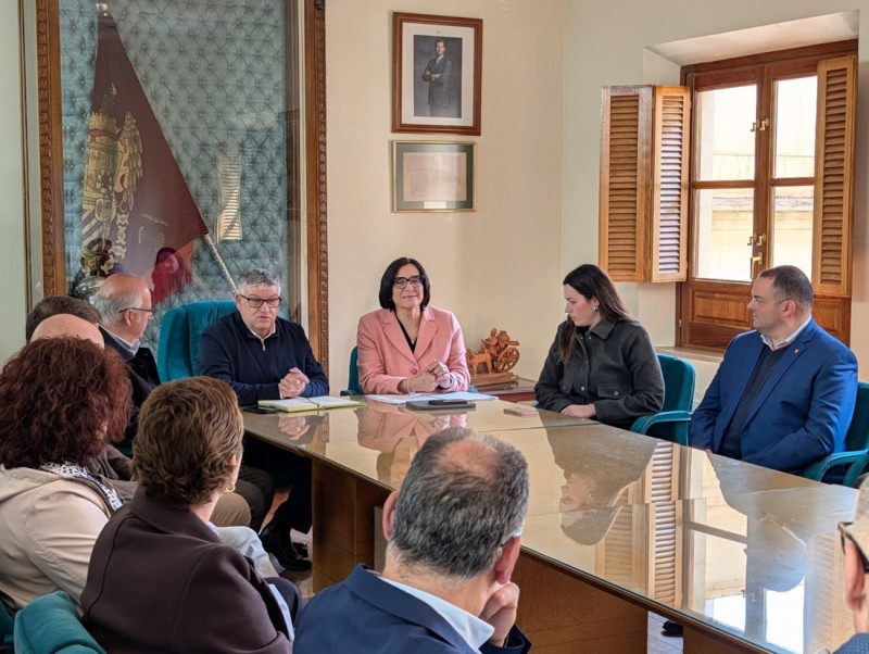 La delegada de Desarrollo Educativo y Formación Profesional de la Junta en Granada, María José Martín Gómez, ha visitado el Ayuntamiento de Guadix, donde ha mantenido un encuentro con directores y directoras de centros educativos (JUNTA) La delegada de Desarrollo Educativo y Formación Profesional de la Junta en Granada, María José Martín Gómez, ha visitado el Ayuntamiento de Guadix, donde ha mantenido un encuentro con directores y directoras de centros educativos (JUNTA)