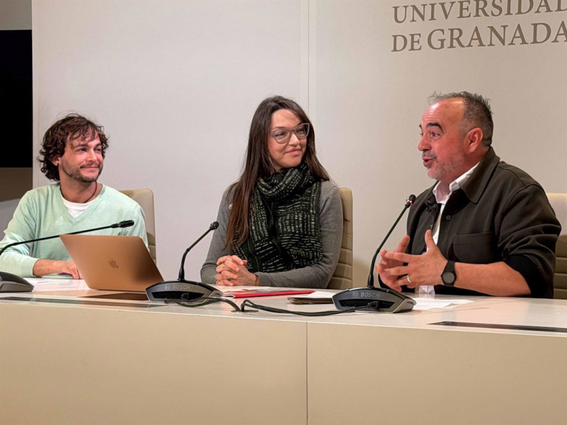 Mar Venegas, vicerrectora de Igualdad, Inclusión y Compromiso Social de la UGR; José Luis Cabezas Casado, director de Acción Solidaria e Intergeneracional; e Ismael Román Moreno, voluntario con experiencia previa (UNIVERSIDAD DE GRANADA)