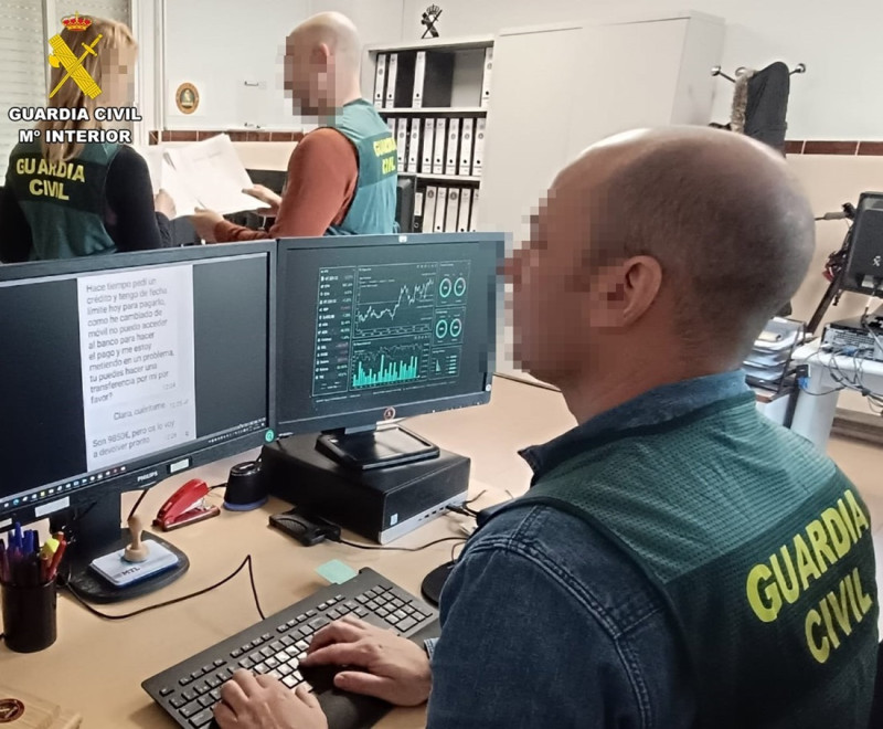Agente de la Guardia Civil frente a un ordenador. Archivador.
