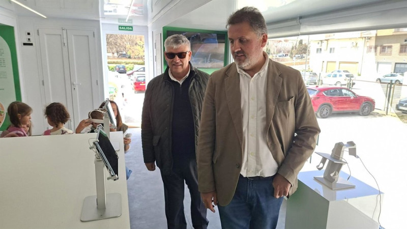 El delegado territorial de Sostenibilidad y Medio Ambiente de la Junta de Andalucía en Granada, Manuel Francisco García, ha visitado este martes en Guadix el EducaBus con el alcalde, Jesús Lorente. (JUNTA)