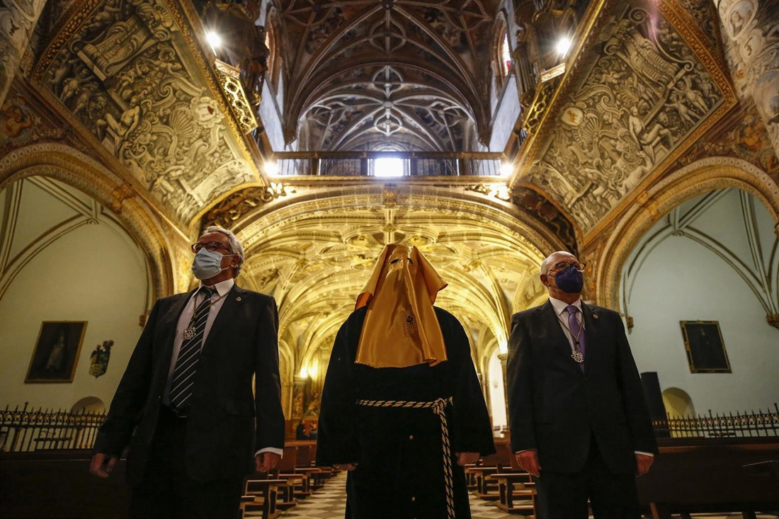 Un preso, vestido de cortejo, es liberado por la Hermandad de La Soledad de San Jerónimo y Descendimiento de Jesús en marzo 2021 (ÁLEX CÁMARA / EUROPA PRESS)