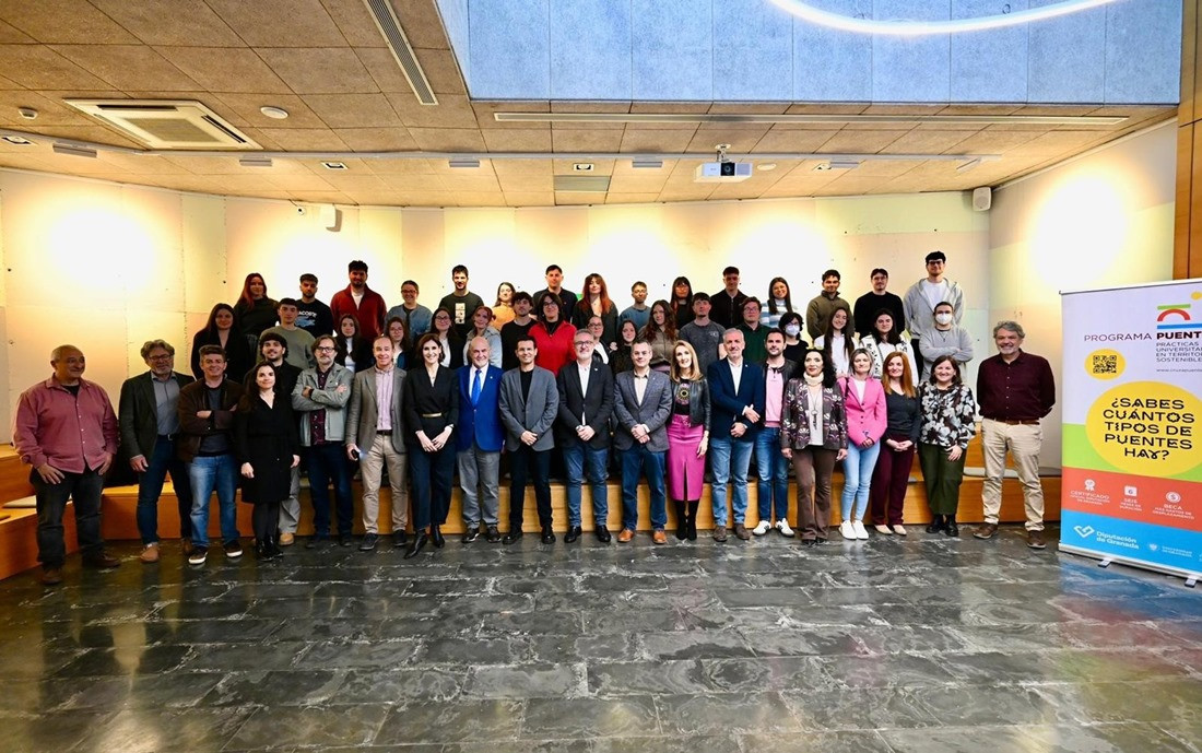 Foto de familia de la sexta edición del programa 'Puentes', impulsada por la Diputación de Granada y la Universidad de Granada (DIPUTACIÓN DE GRANADA)