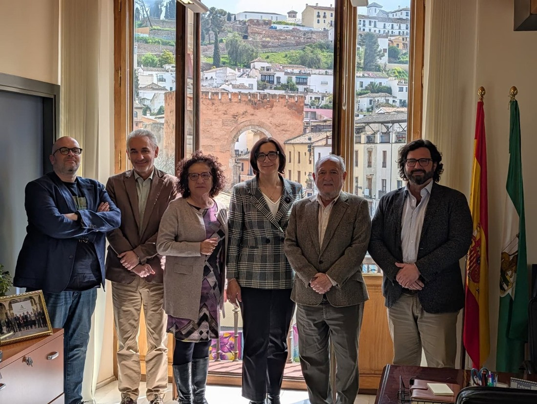 La delegada territorial de Desarrollo Educativo y FP de la Junta en Granada, María José Martín, ha mantenido una reunión con el equipo responsable de los festivales Festikids y Granada 2031 Unicaja Festival Fusión (JUNTA)