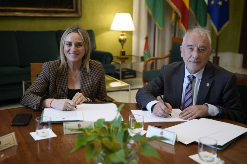 La alcaldesa de Granada, Marifrán Carazo, y el presidente de la Federación de Hermandades y Cofradías de la Semana Santa de Granada, Armando Ortiz (AYUNTAMIENTO DE GRANADA) La alcaldesa de Granada, Marifrán Carazo, y el presidente de la Federación de Hermandades y Cofradías de la Semana Santa de Granada, Armando Ortiz (AYUNTAMIENTO DE GRANADA)