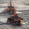 Dos lanchas de Salvamento Marítimo tras el rescate de un cayuco cerca del Puerto de la Restinga, a 30 de noviembre de 2024, en El Hierro, Santa Cruz de Tenerife, Tenerife, Canarias (ANTONIO SEMPERE - EUROPA PRESS)