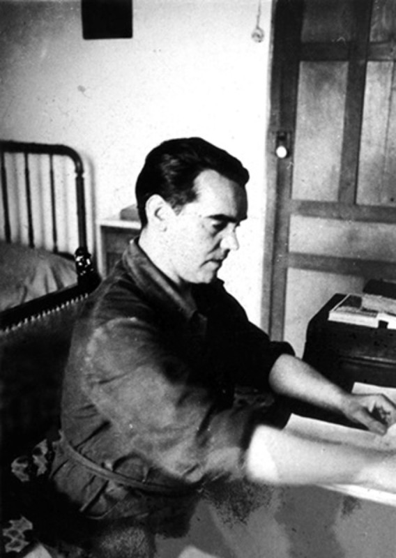 El poeta Federico García Lorca en su escritorio. Archivo (EDUARDO BLANCO AMOR) El poeta Federico García Lorca en su escritorio. Archivo (EDUARDO BLANCO AMOR)
