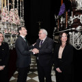 El presidente de la Junta de Andalucía, Juanma Moreno (2i), recibe la insignia de la Hermandad del Santísimo Cristo de San Agustín (ARSENIO ZURITA/EUROPA PRESS)