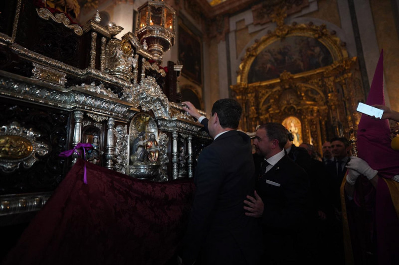 El presidente de la Junta de Andalucía, Juanma Moreno, protagoniza una de las levantás en el interior del templo del conocido como El presidente de la Junta de Andalucía, Juanma Moreno, protagoniza una de las levantás en el interior del templo del conocido como