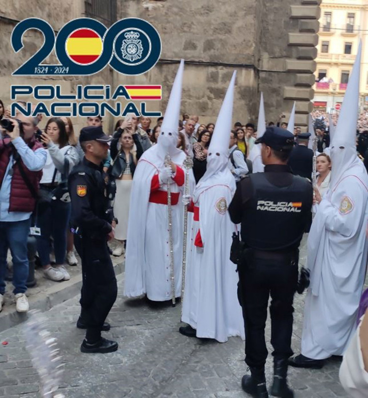 Agentes junto a una procesión (POLICÍA NACIONAL) Agentes junto a una procesión (POLICÍA NACIONAL)