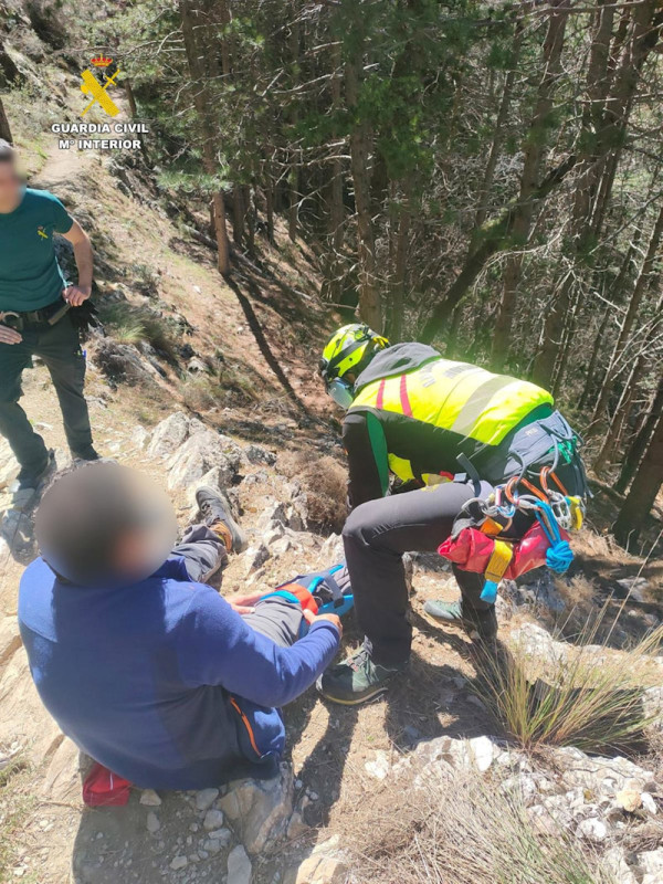 Tareas de rescate de un senderista durante el descenso del pico de La Maroma, en Alhama de Granada (GUARDIA CIVIL)