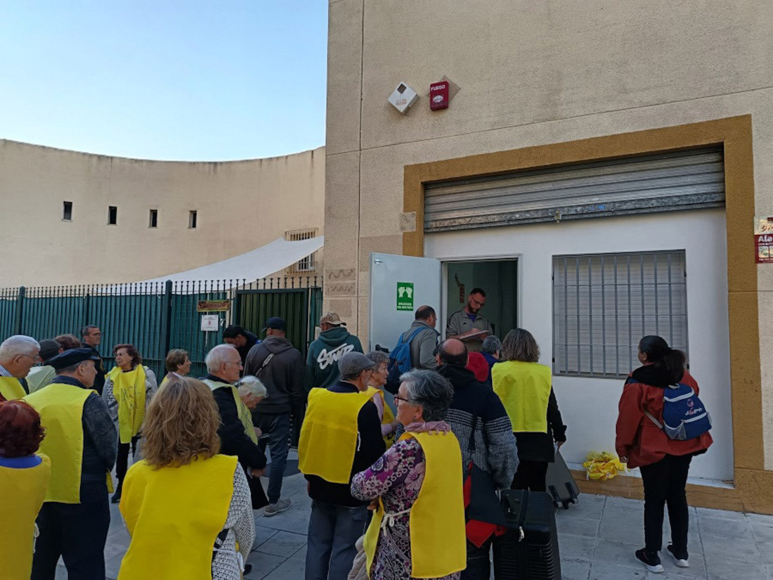 Miembros de La Calle Mata junto al albergue nocturno en la asociación OCREM (OCREM)