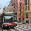 Imagen de archivo de un autobús de Transportes Rober pasando por la Gran Vía de Granada (EUROPA PRESS/ARCHIVO)