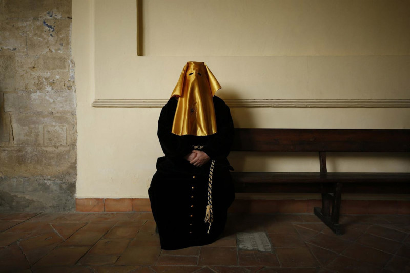 Un preso, vestido de cortejo, liberado por la Hermandad de La Soledad de San Jerónimo y Descendimiento de Jesús en 2021 (ÁLEX CÁMARA - EUROPA PRESS)