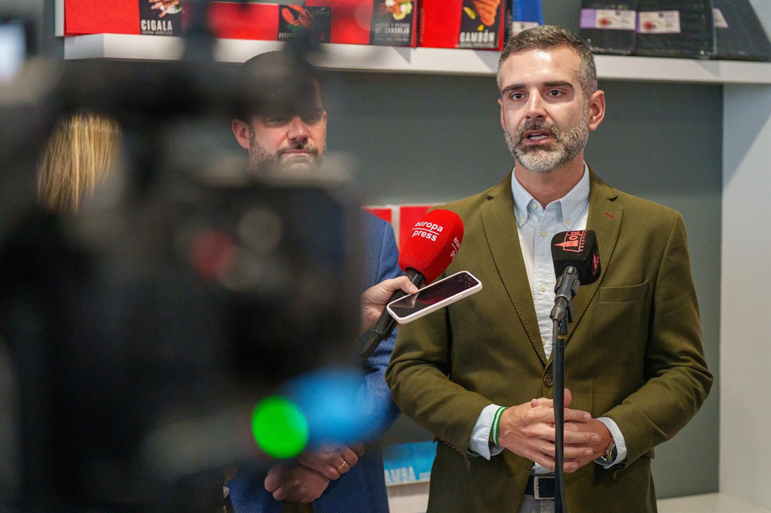 El consejero de Agricultura, Pesca, Agua y Desarrollo Rural, Ramón Fernández-Pacheco, atiende a los medios tras visitar las instalaciones de Congelados (FRANCISCO J. OLMO - EUROPA PRESS)