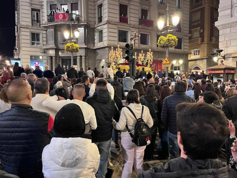 Residentes y turistas han colmado las calles de Granada capital para ver las procesiones de Semana Santa (EUROPA PRESS)