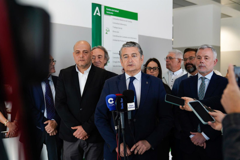 El consejero de Sanidad, Antonio Sanz, ha visitado este martes el centro de salud de Salobreña tras la obra en el espacio en el que se han invertido 8,8 millones (ARSENIO ZURITA / EUROPA PRESS)