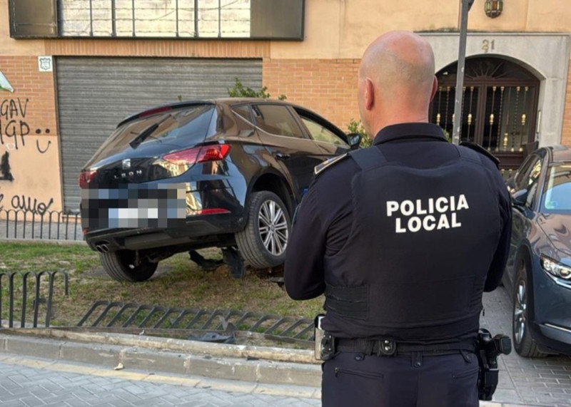 Así quedó el vehículo tras chocar con un árbol debido a una indisposición médica del conductor, que perdió el control del mismo (RRSS POLICÍA LOCAL DE MARACENA) Así quedó el vehículo tras chocar con un árbol debido a una indisposición médica del conductor, que perdió el control del mismo (RRSS POLICÍA LOCAL DE MARACENA)