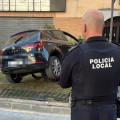Así quedó el vehículo tras chocar con un árbol debido a una indisposición médica del conductor, que perdió el control del mismo (RRSS POLICÍA LOCAL DE MARACENA)