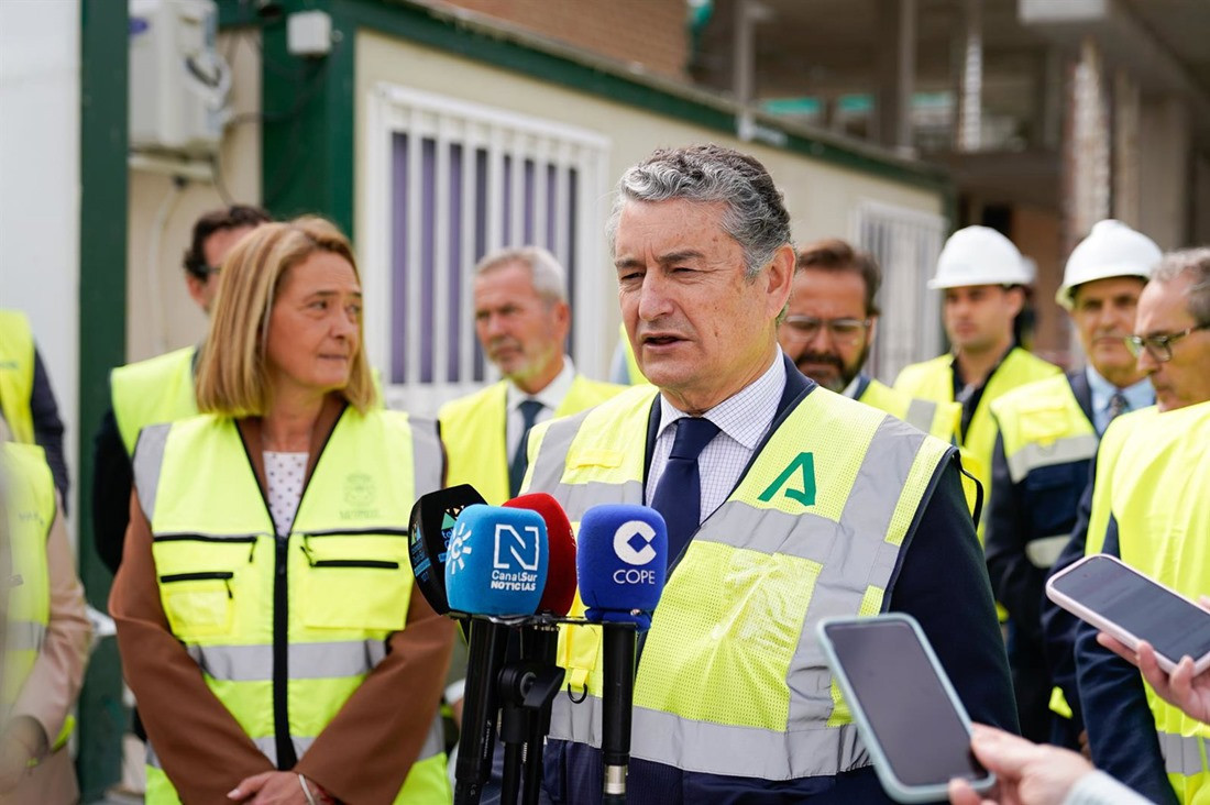 El consejero de Sanidad, Presidencia y Emergencias de la Junta de Andalucía, Antonio Sanz, atiende a los medios tras realizar una visita a las obras del hospital de Motril, en la provincia de Granada (ARSENIO ZURITA / EUROPA PRESS)