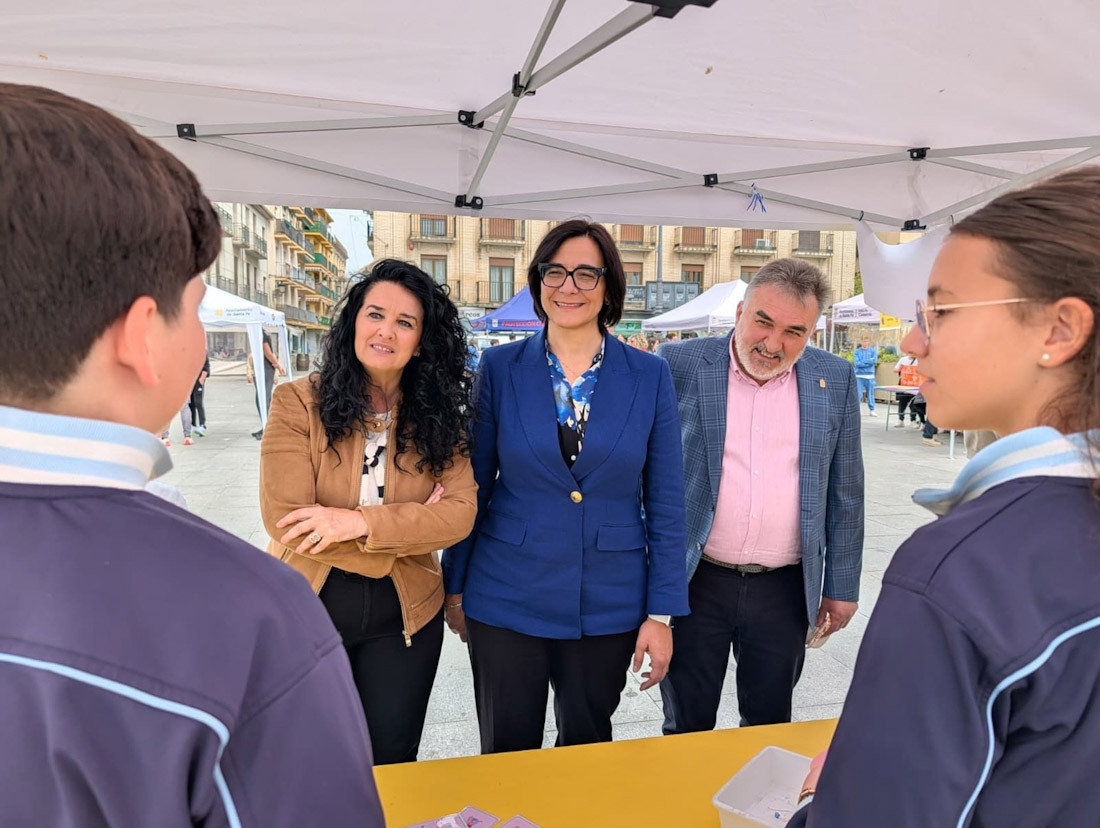 La delegada de Desarrollo Educativo de la Junta, María José Martín, ha asistido a la presentación de la programación junto al alcalde de Sante Fe, Juan Cobo, y la directora de la Unidad de Gestión Clínica de Santa Fe.