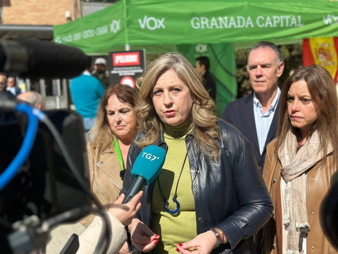 Beatriz Sánchez Agustino, de Vox, atiende a los medios. Archivo (VOX)