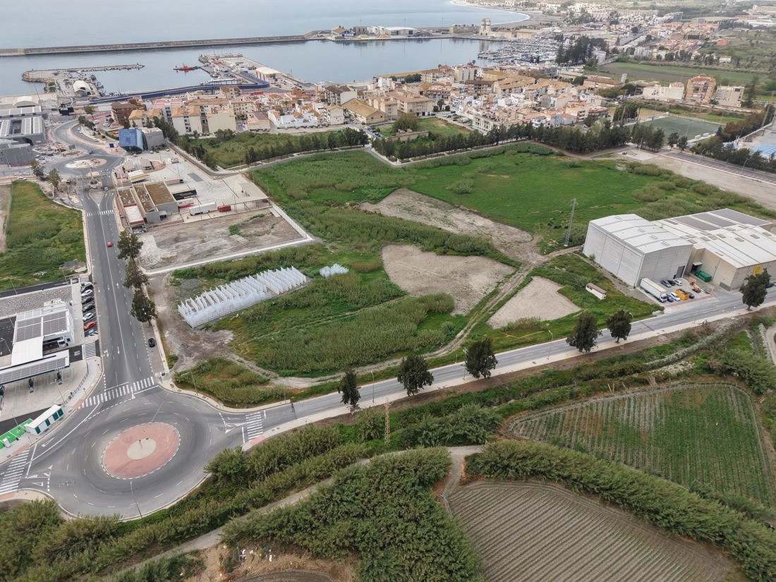 Vista aérea de la zona portuaria donde se va a actuar (PUERTO DE MOTRIL)