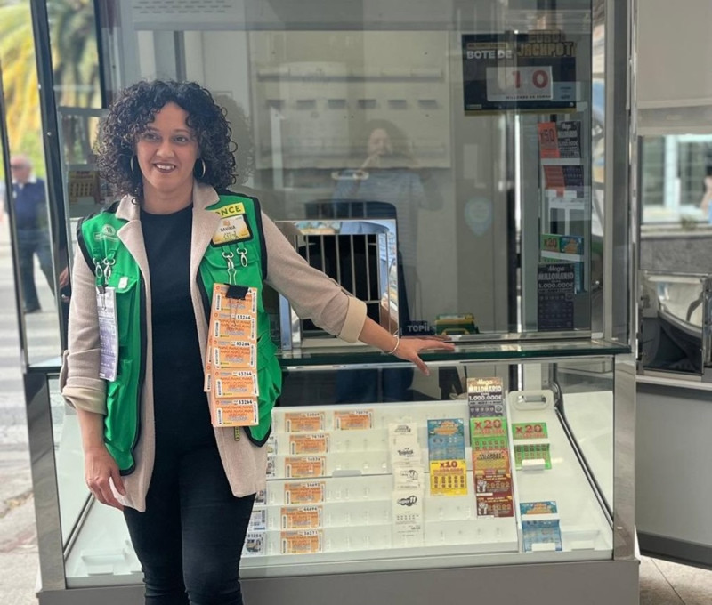 Davinia Navarro es la vendedora del Rasca de la ONCE que ha dejado 50.000 euros en el distrito de Ronda de la capital granadina (ONCE) Davinia Navarro es la vendedora del Rasca de la ONCE que ha dejado 50.000 euros en el distrito de Ronda de la capital granadina (ONCE)