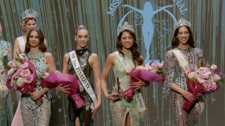 Teresa Ramírez con la banda de 1ª Finalista