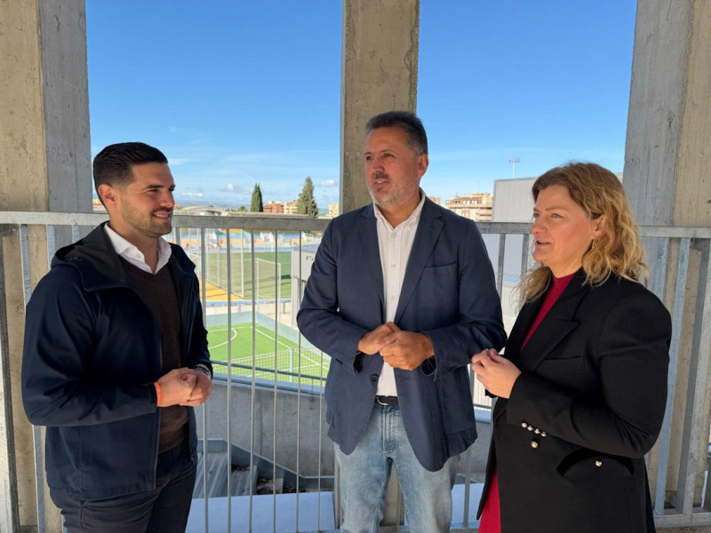 El candidato número dos del PP por Granada a las elecciones autonómicas del 17 de mayo, Manuel Francisco García, junto a los también candidatos 'populares' Teresa Illescas y José Miguel Peña (PP GRANADA)