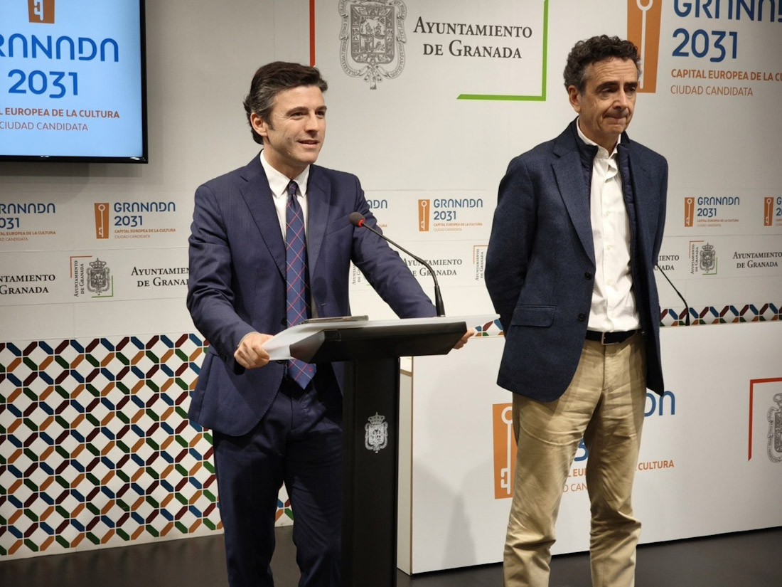 De izquierda a derecha en la imagen de archivo los concejales de Presidencia y de Urbanismo de Granada, Jorge Saavedra y Enrique Catalina (AYUNTAMIENTO)