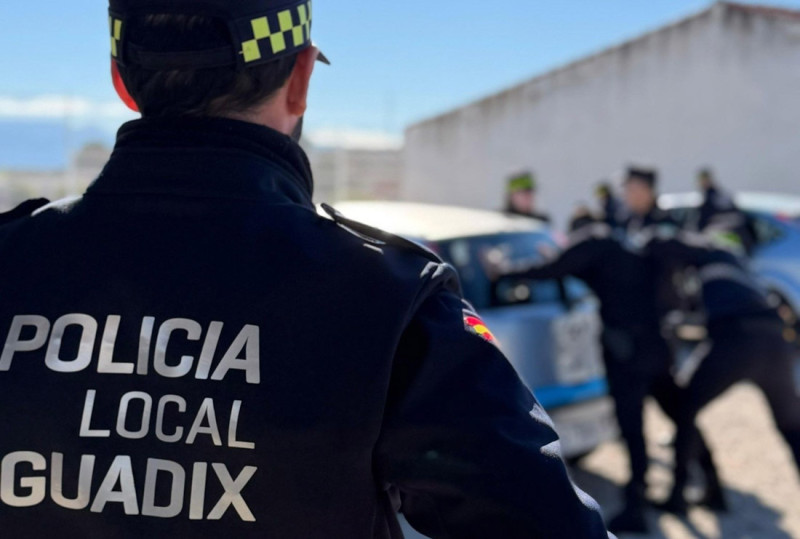 Agentes de la Policía Local de Guadix durante una intervención (FB POLICÍA LOCAL DE GUADIX)