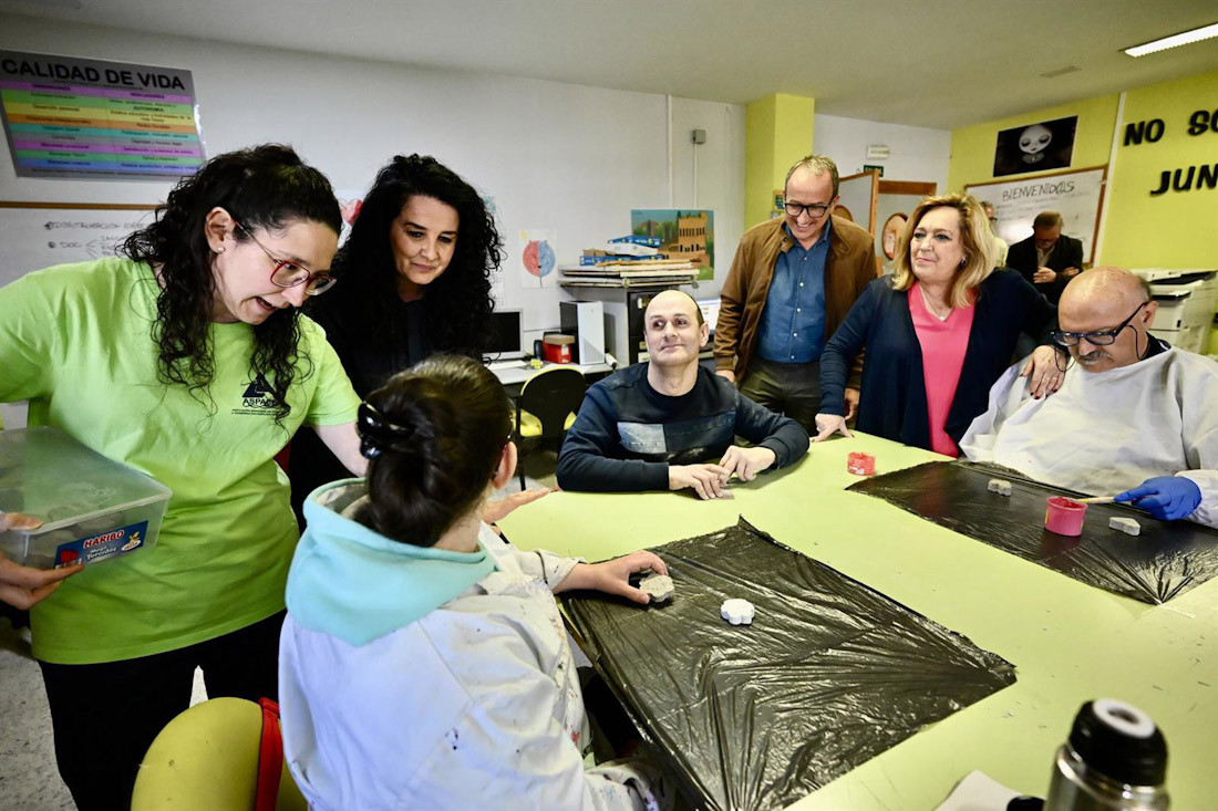 La diputada provincial de Bienestar Social y Familia de Granada, Elena Duque, visita la sede de Aspace (DIPUTACIÓN DE GRANADA)