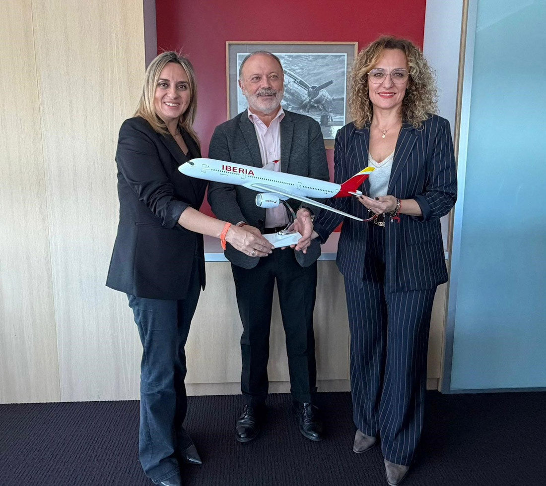 Imagen del encuentro entre la alcaldesa de Granada, Marifrán Carazo, y la diputada provincial de Turismo, Marta Nievas, con el director general de Ventas Globales de Iberia, Víctor Moneo Ocaña (DIPUTACIÓN DE GRANADA)