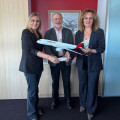 Imagen del encuentro entre la alcaldesa de Granada, Marifrán Carazo, y la diputada provincial de Turismo, Marta Nievas, con el director general de Ventas Globales de Iberia, Víctor Moneo Ocaña (DIPUTACIÓN DE GRANADA)