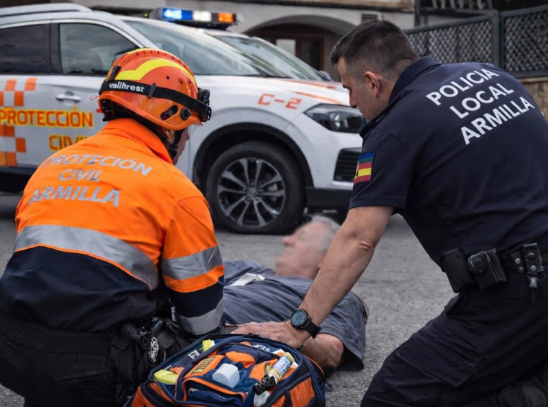 Miembros de la Policía Local y de Protección Civil de la ciudad granadina de Armilla han actuado en una emergencia después de que un hombre sufriera una hemorragia cerebral y lo movilizaron y trasladaron a un centro hospitalario (POLICÍA LOCAL DE ARMILLA) Miembros de la Policía Local y de Protección Civil de la ciudad granadina de Armilla han actuado en una emergencia después de que un hombre sufriera una hemorragia cerebral y lo movilizaron y trasladaron a un centro hospitalario (POLICÍA LOCAL DE ARMILLA)