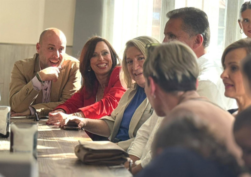 La cabeza de lista del PP de Granada a las elecciones del 17 de mayo, Rocío Díaz, acompañada por el presidente local de los populares de Ogíjares, Estéfano Polo, en un encuentro con vecinos de la localidad (PP GRANADA) La cabeza de lista del PP de Granada a las elecciones del 17 de mayo, Rocío Díaz, acompañada por el presidente local de los populares de Ogíjares, Estéfano Polo, en un encuentro con vecinos de la localidad (PP GRANADA)