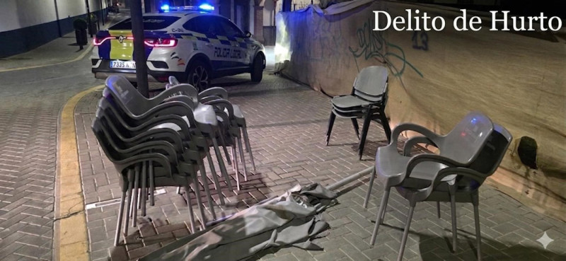 Un investigado por la Policía Local por hurto al pillarlo in fraganti en Maracena ocultando sillas y sombrillas de un bar (POLICÍA LOCAL DE MARACENA) Un investigado por la Policía Local por hurto al pillarlo in fraganti en Maracena ocultando sillas y sombrillas de un bar (POLICÍA LOCAL DE MARACENA)