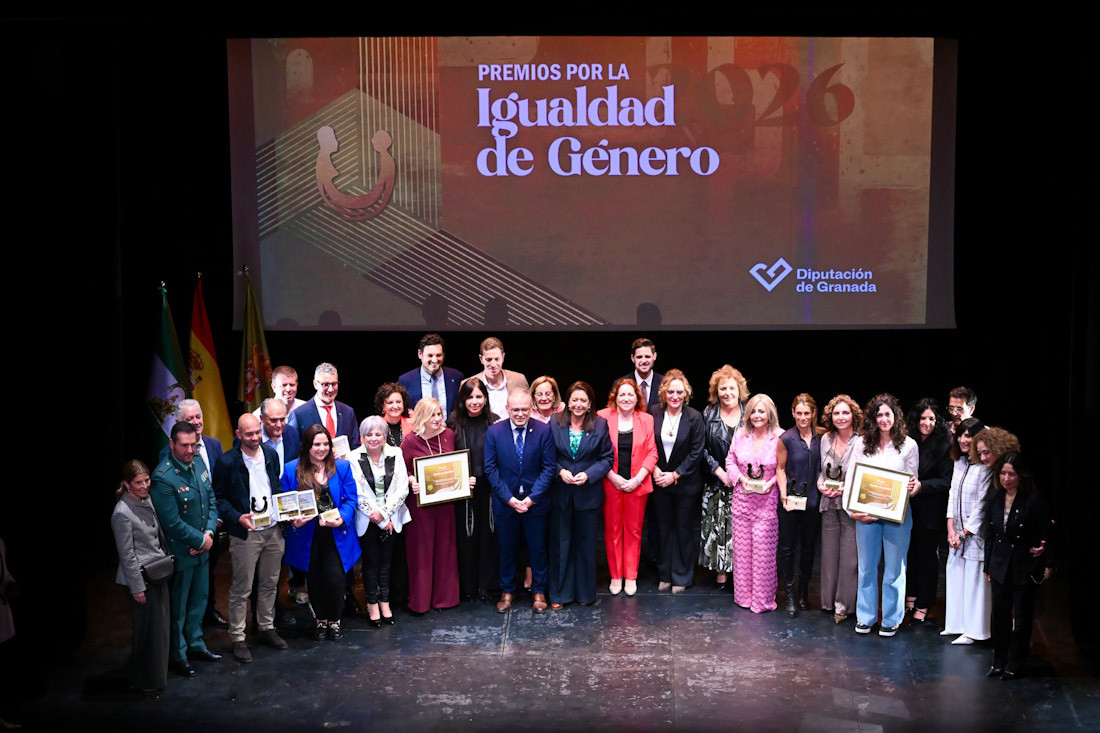 Entregande los  XIV Premios por la Igualdad (DIPGRA)