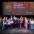 Entregande los  XIV Premios por la Igualdad (DIPGRA)