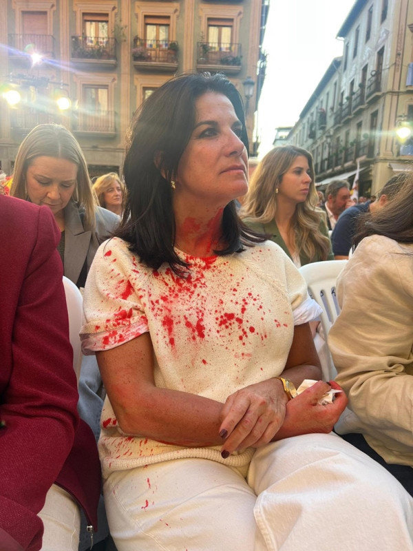 María Ruiz, diputada y vicesecretaria de Organización de Vox ha sufrido los impactos de bolas de pintura roja antes del comienzo del acto de Vox en Granada (VOX)