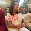 María Ruiz, diputada y vicesecretaria de Organización de Vox ha sufrido los impactos de bolas de pintura roja antes del comienzo del acto de Vox en Granada (VOX)