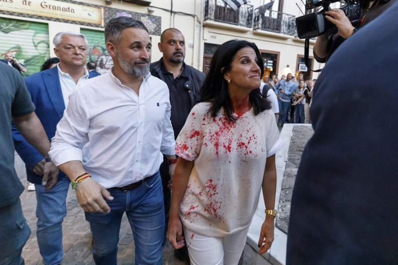 El presidente nacional de Vox, Santiago Abascal, en el mitin en la granadina Plaza de las Pasiegas. A 16 de abril de 2026 en Granada, Andalucía (ÁLEX CÁMARA - EUROPA PRESS)
